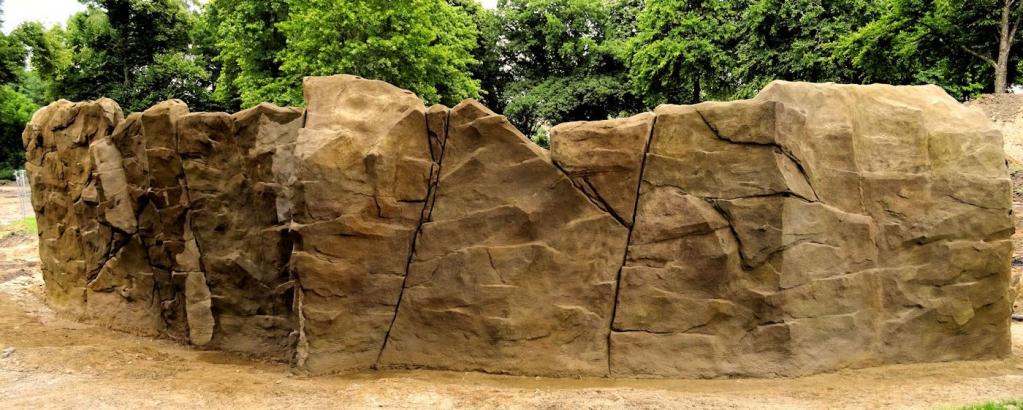 Kunstfelsen als Mauer in Ihrer Einrichtung oder Parkanlage. Dank der natürlichen Optik fügt sich eine Mauer aus Kunstfelsen nahtlos in die Umgebung ein. Kunstfelsenmauer für Ihre Parkanlage. Verschmilzt mit der Umgebung.