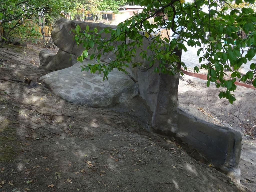 Kunstfelsen für Ihre Einrichtung. Neben Kletterfelsen kann er auch als Mauer verwendet werden. Die Farbe und die Form können Sie frei wählen. Kunstfelsen für Ihre Einrichtung als Mauer.