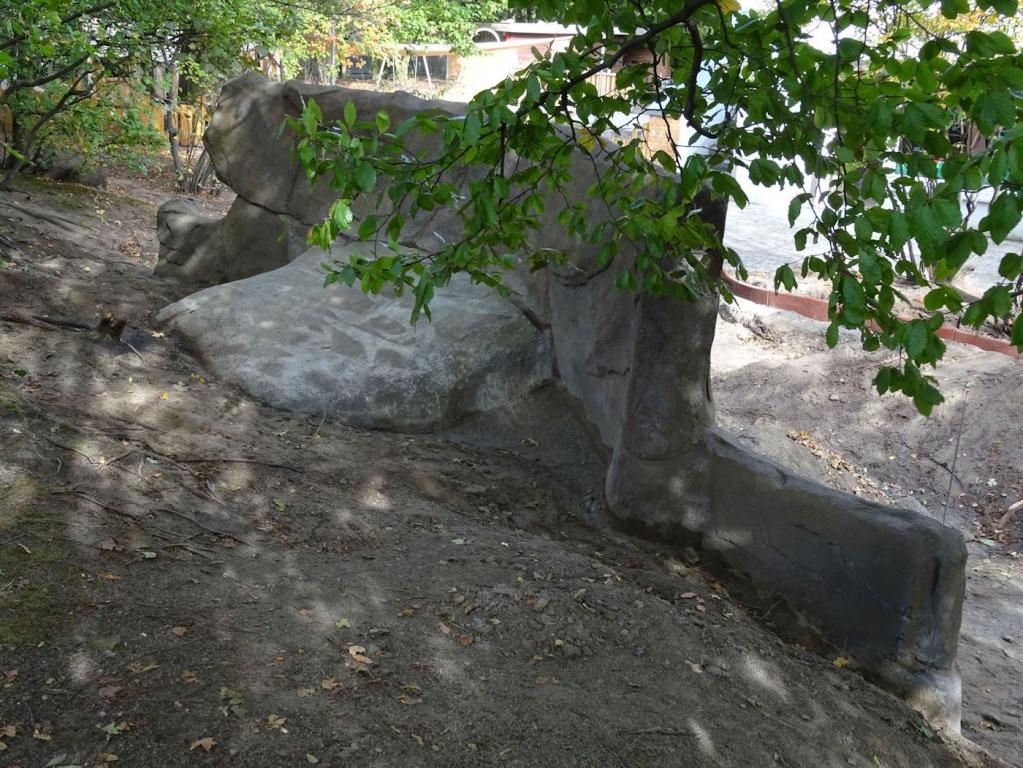 Kunstfelsen für Ihre Einrichtung als Mauer.