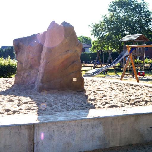Kletterfelsen auf Ihrem Spielplatz steigern das Erscheinungsbild und bieten Kletterern viel Spaß.