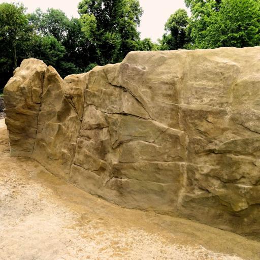 Kunstfelsen als Mauer. Kann auch als Kletterfelsen gefertigt werden.