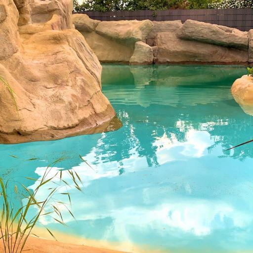 Kunstfelsen als optische Aufwertung für Swimmingpool und Garten. Form nach Wunsch.