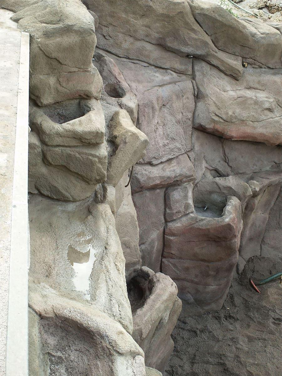 Kunstgestein aus Beton für Ihren Garten. Sie können das Design frei bestimmen. In Kombination mit Zierpflanzen ein echter Hingucker! Kunstgestein aus Beton für Ihren Garten. Design frei wählbar.